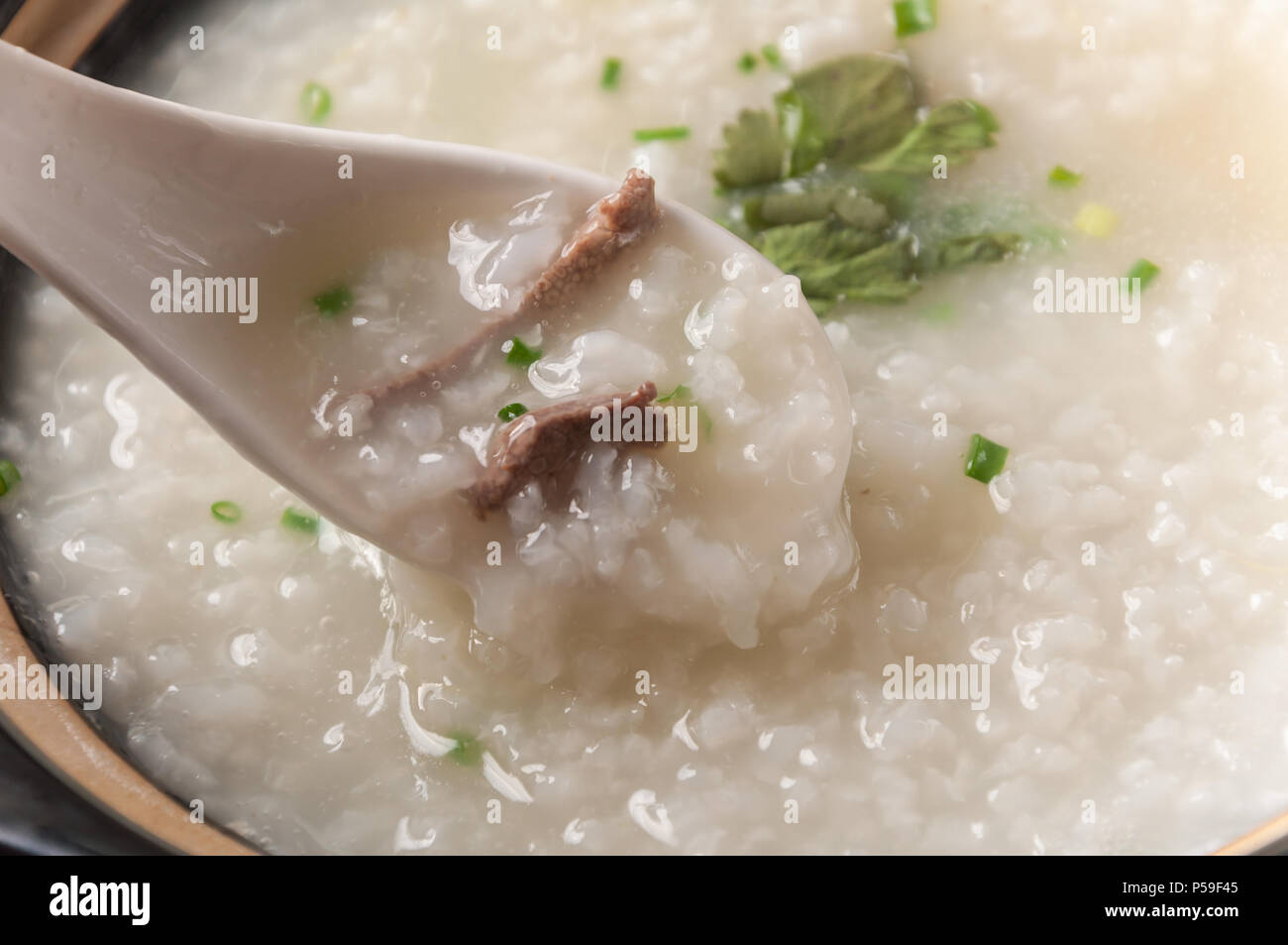 Porridge di fegato, cucina tradizionale cinese. Foto Stock