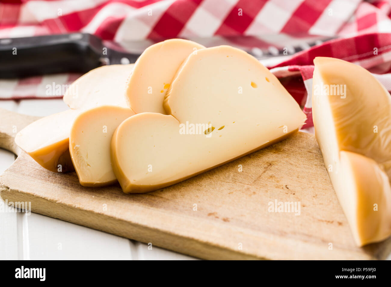 La scamorza, italiano formaggio affumicato sul bordo di taglio. Foto Stock