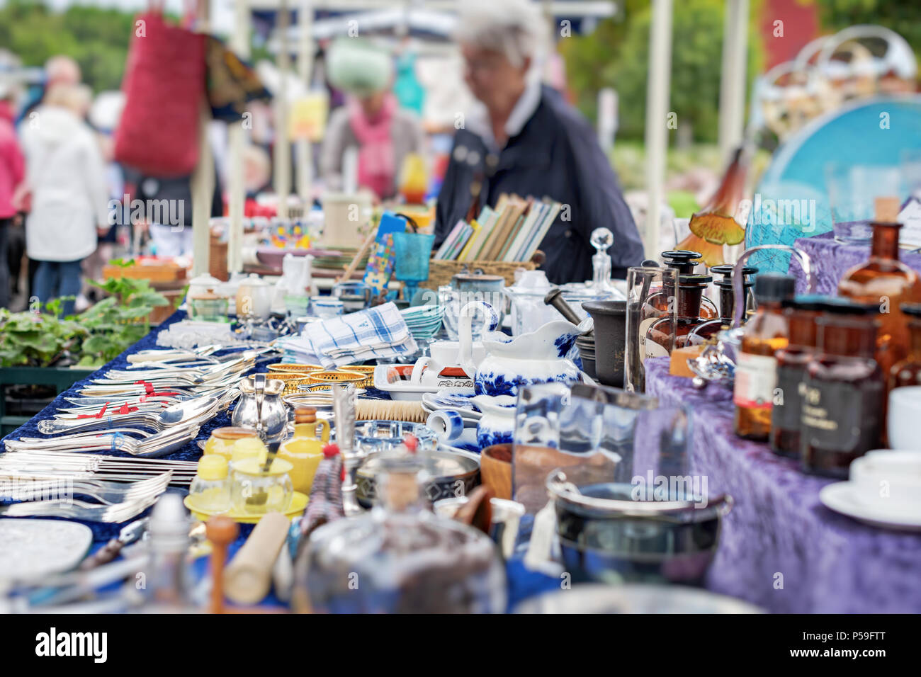 GRISSLEHAMN, Svezia, 23 giugno 2018: settimanale popolare Mercato delle pulci a Grisslehamns marina al sabato durante l'estate. Foto Stock