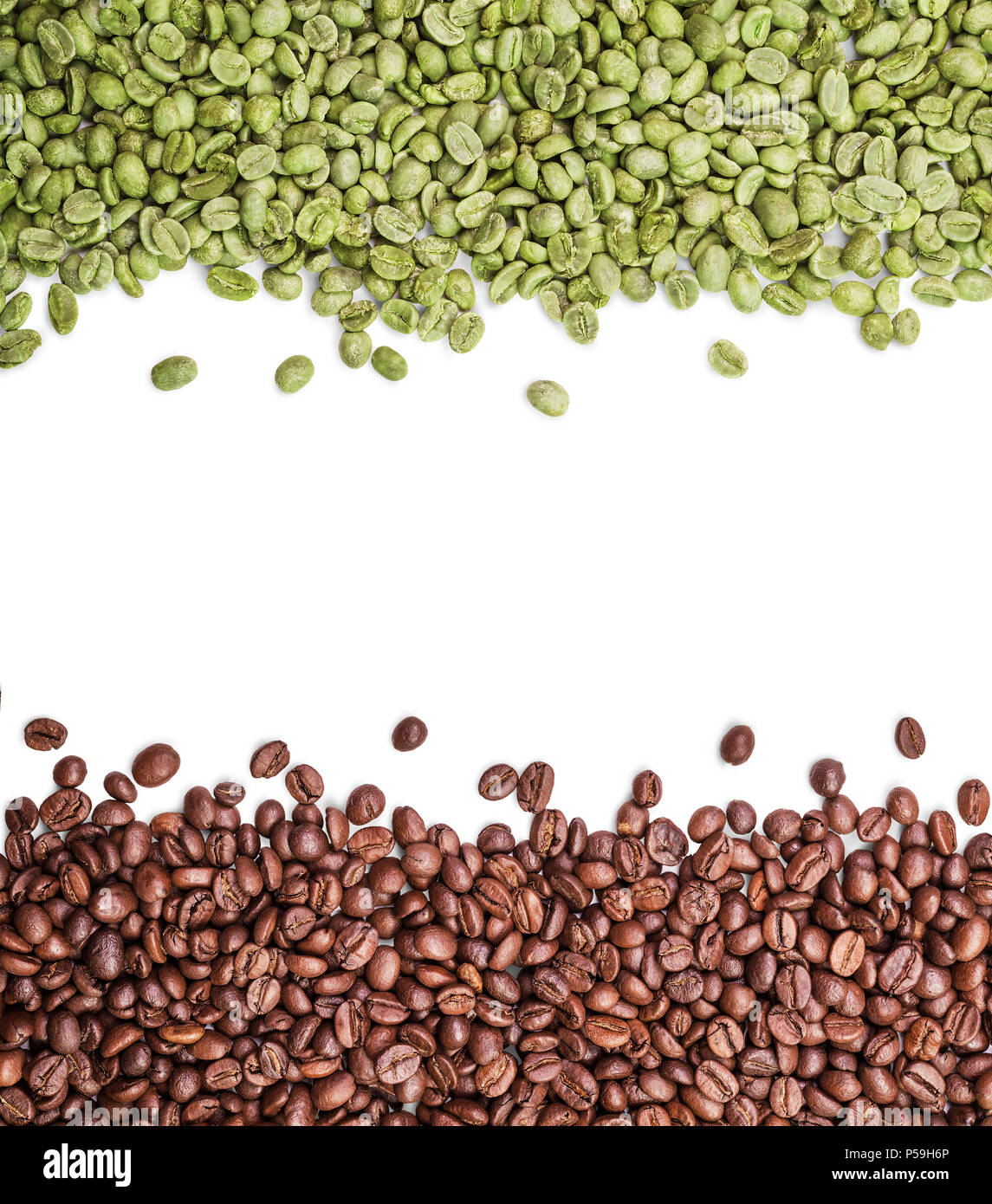 I chicchi di caffè come sfondo dal verde e chicchi di caffè tostati su bianco Foto Stock