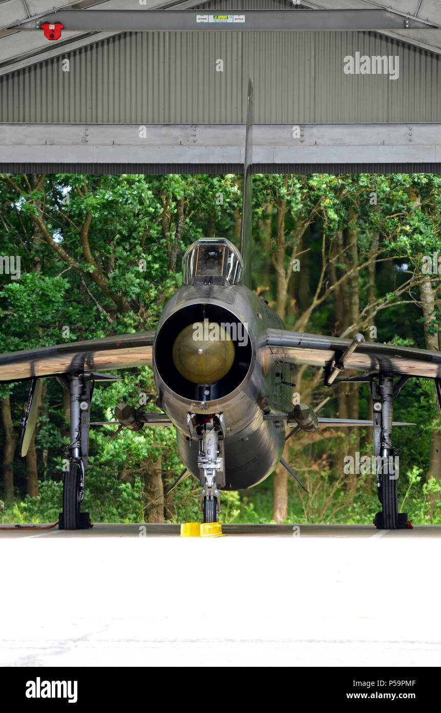 English Electric Lightning jet fighter. Smobilitati della RAF Royal Air Force Guerra Fredda aeromobili. A Bruntingthorpe con fulmini Gruppo di conservazione Foto Stock