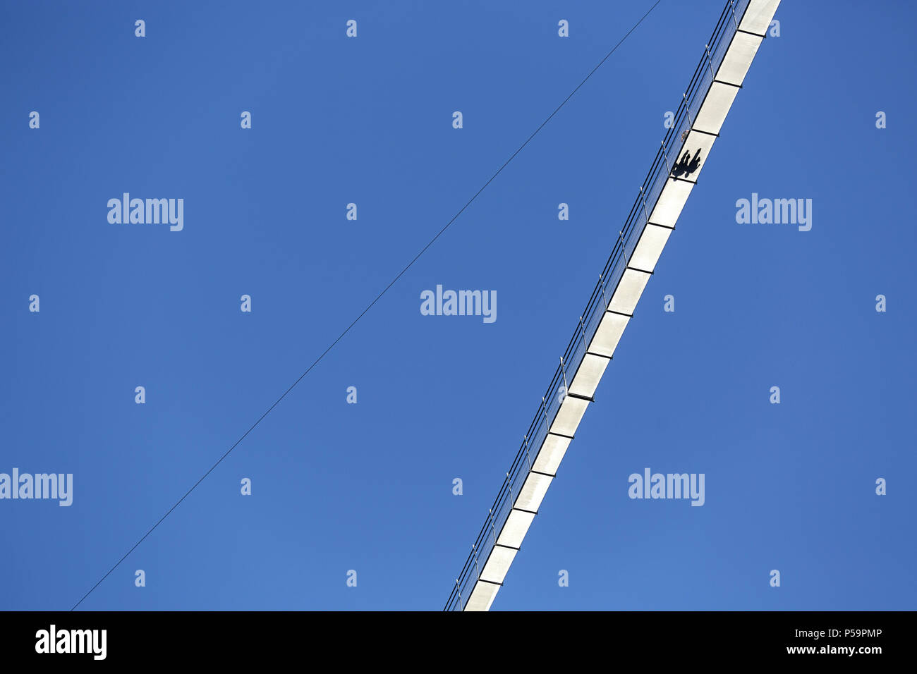 Le ombre dei pedoni sul ponte di sospensione Highline 179 a Reutte, Austria Foto Stock