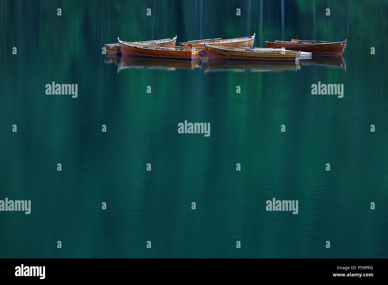 Barche in legno su un lago alpino Foto Stock