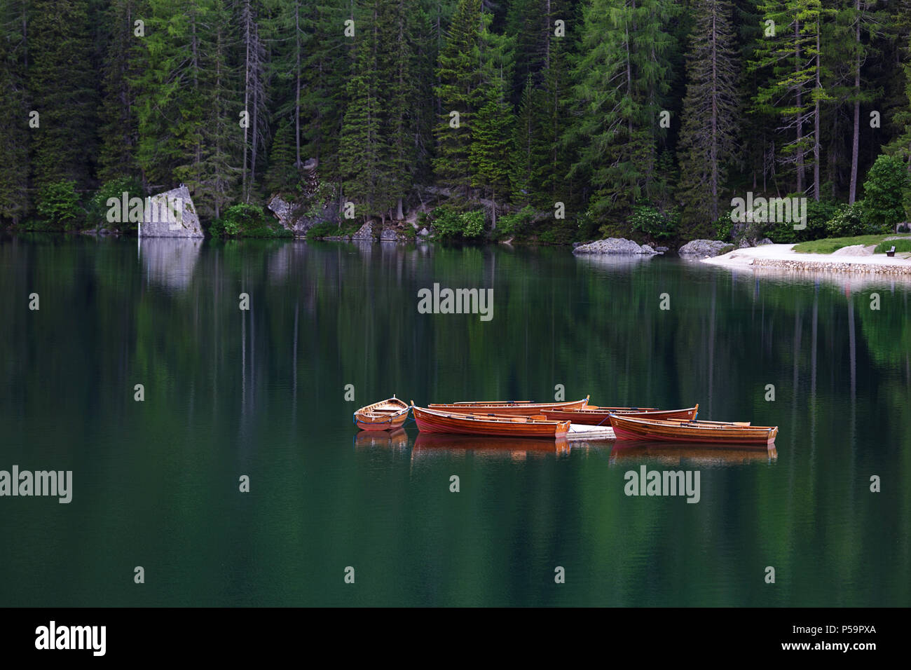 Barche in legno su un lago alpino Foto Stock