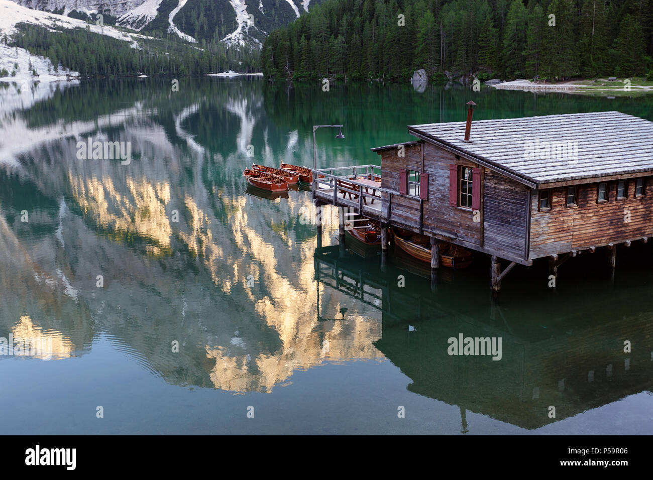 Lago di Braies ( Lago di Braies, il Lago di Braies ) nelle Dolomiti a sera, Sudtirol, Italia Foto Stock