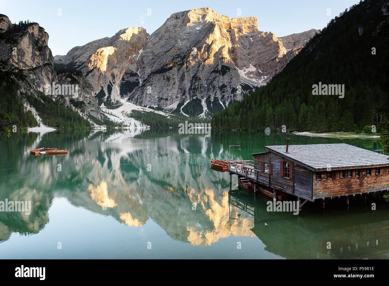 Lago di Braies ( Lago di Braies, il Lago di Braies ) nelle Dolomiti a sera, Sudtirol, Italia Foto Stock