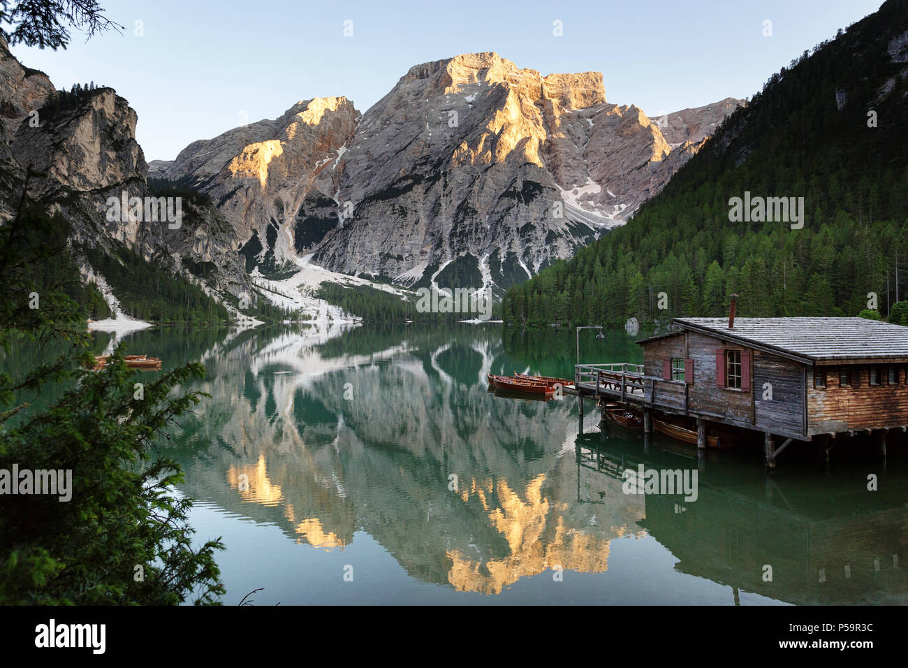 Lago di Braies ( Lago di Braies, il Lago di Braies ) nelle Dolomiti a sera, Sudtirol, Italia Foto Stock