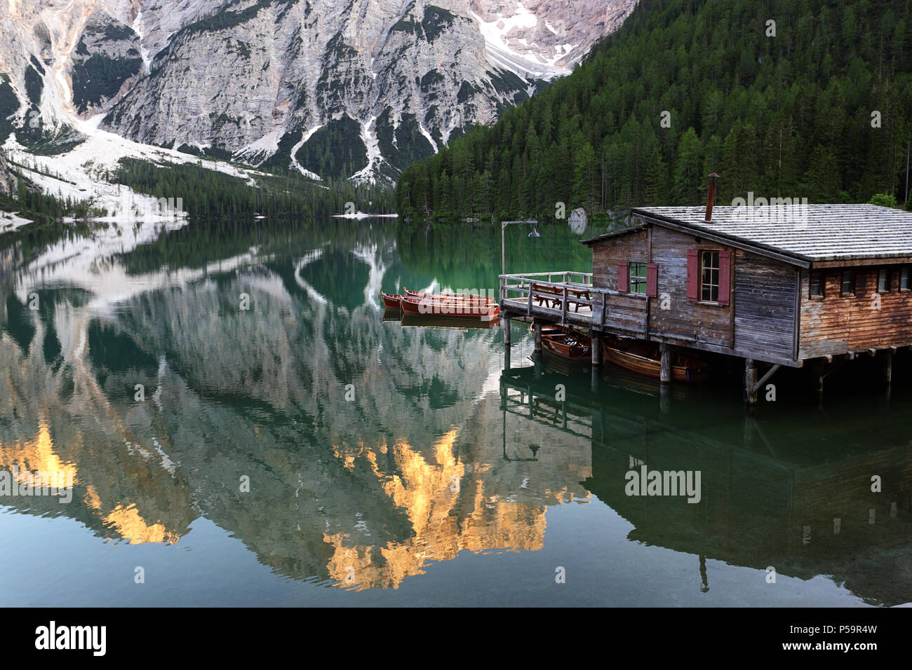 Lago di Braies ( Lago di Braies, il Lago di Braies ) nelle Dolomiti a sera, Sudtirol, Italia Foto Stock