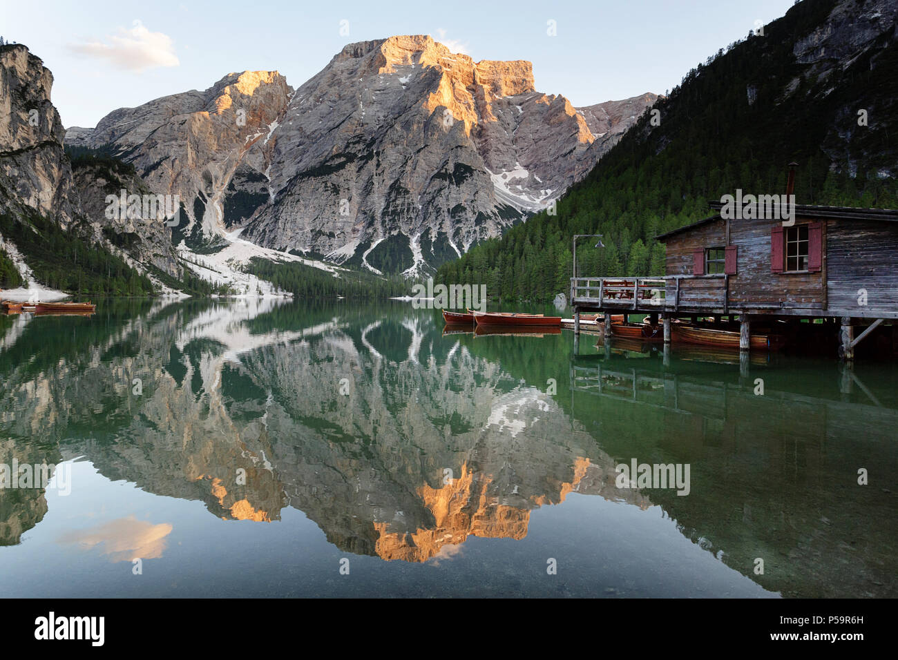 Lago di Braies ( Lago di Braies, il Lago di Braies ) nelle Dolomiti a sera, Sudtirol, Italia Foto Stock