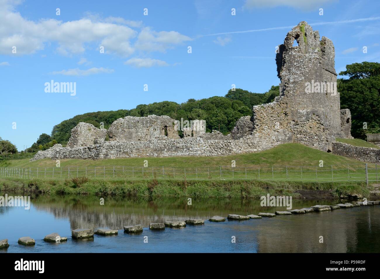 Il castello di Ogmore un grado 1 elencati in rovina e pietre miliari sul fiume Ewenny Ogmore dal mare Galles Cymru REGNO UNITO Foto Stock