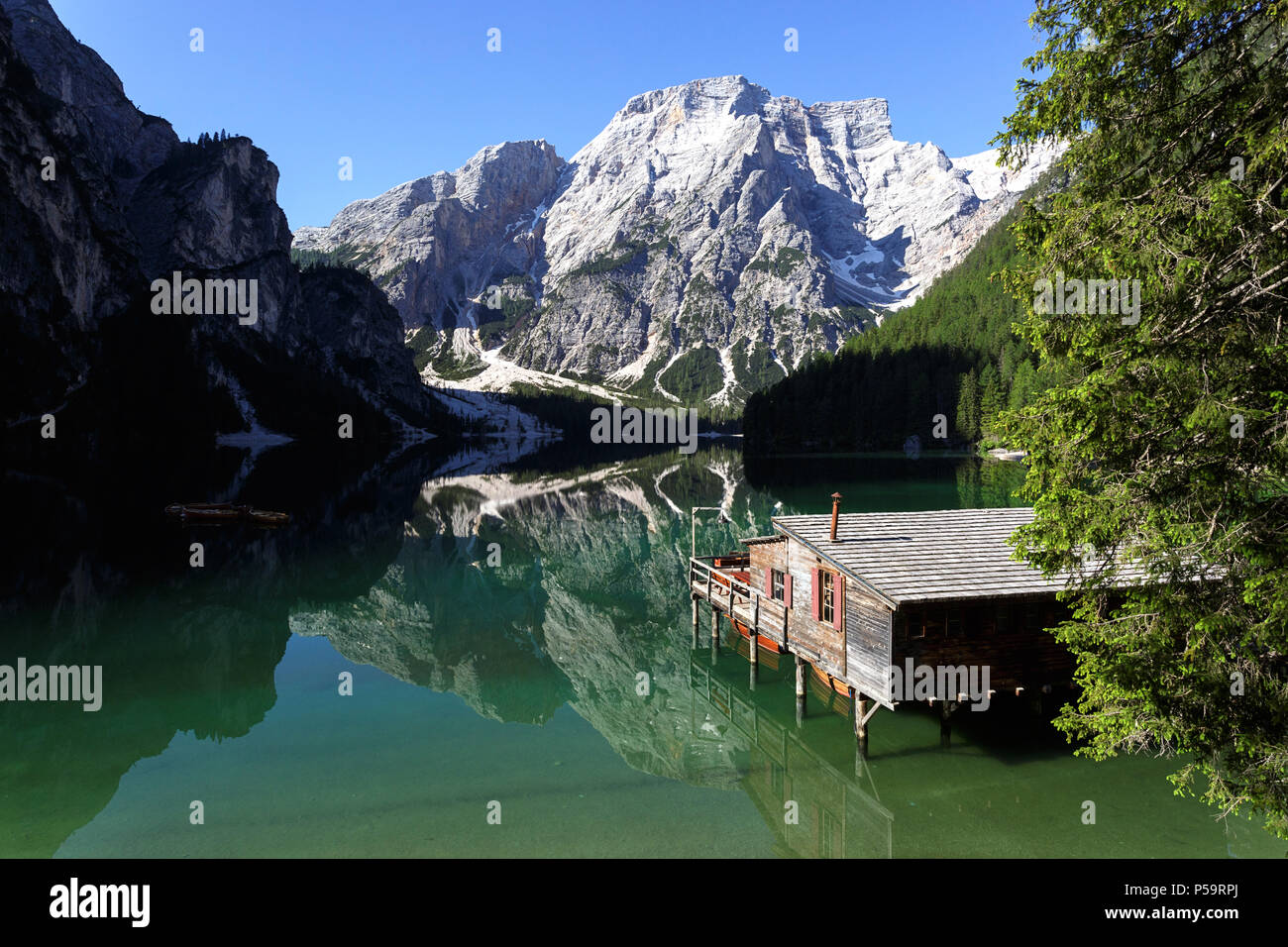 Lago di Braies ( Lago di Braies, il Lago di Braies ) nelle Dolomiti in mattinata, Sudtirol, Italia Foto Stock