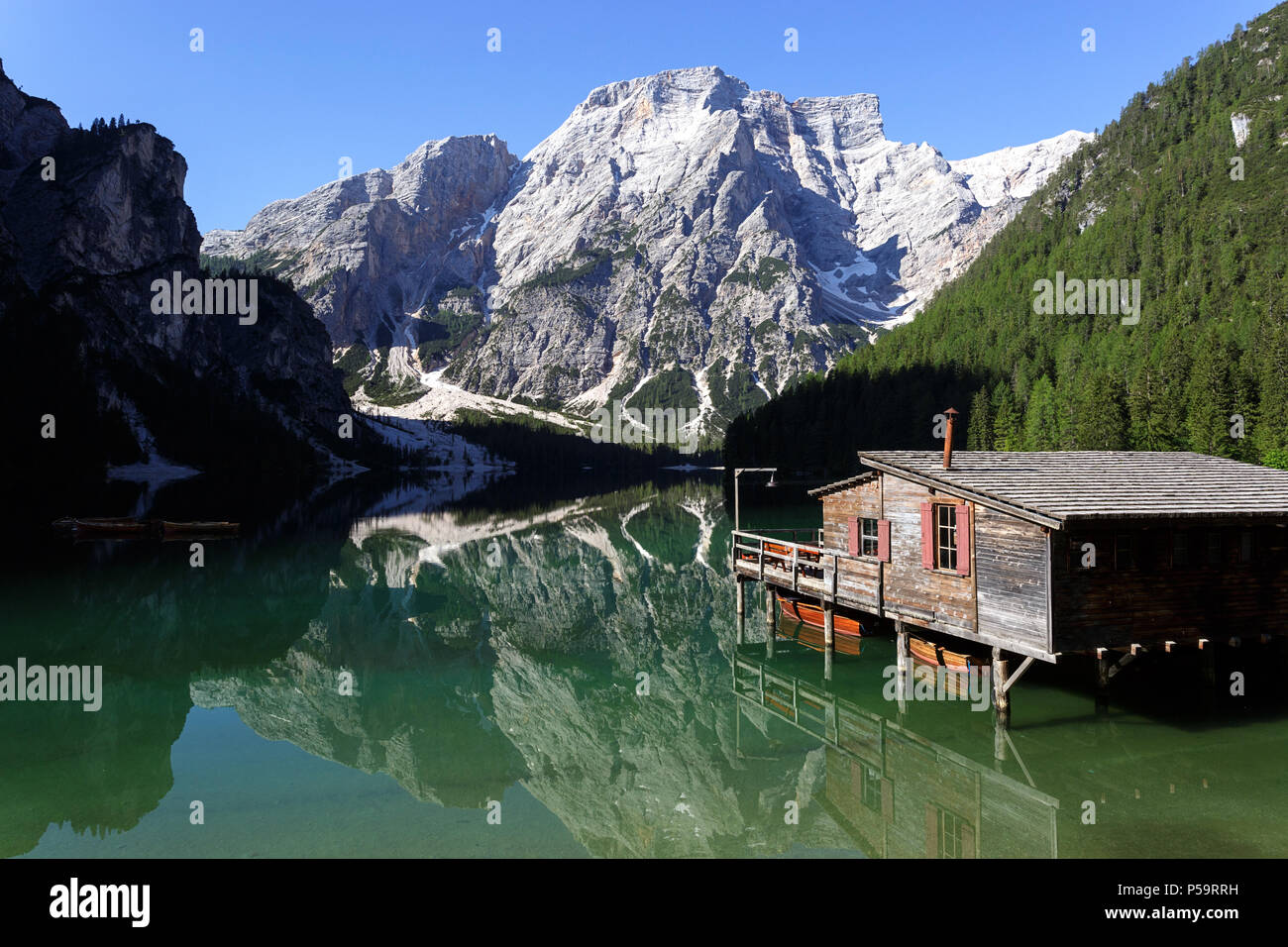 Lago di Braies ( Lago di Braies, il Lago di Braies ) nelle Dolomiti in mattinata, Sudtirol, Italia Foto Stock