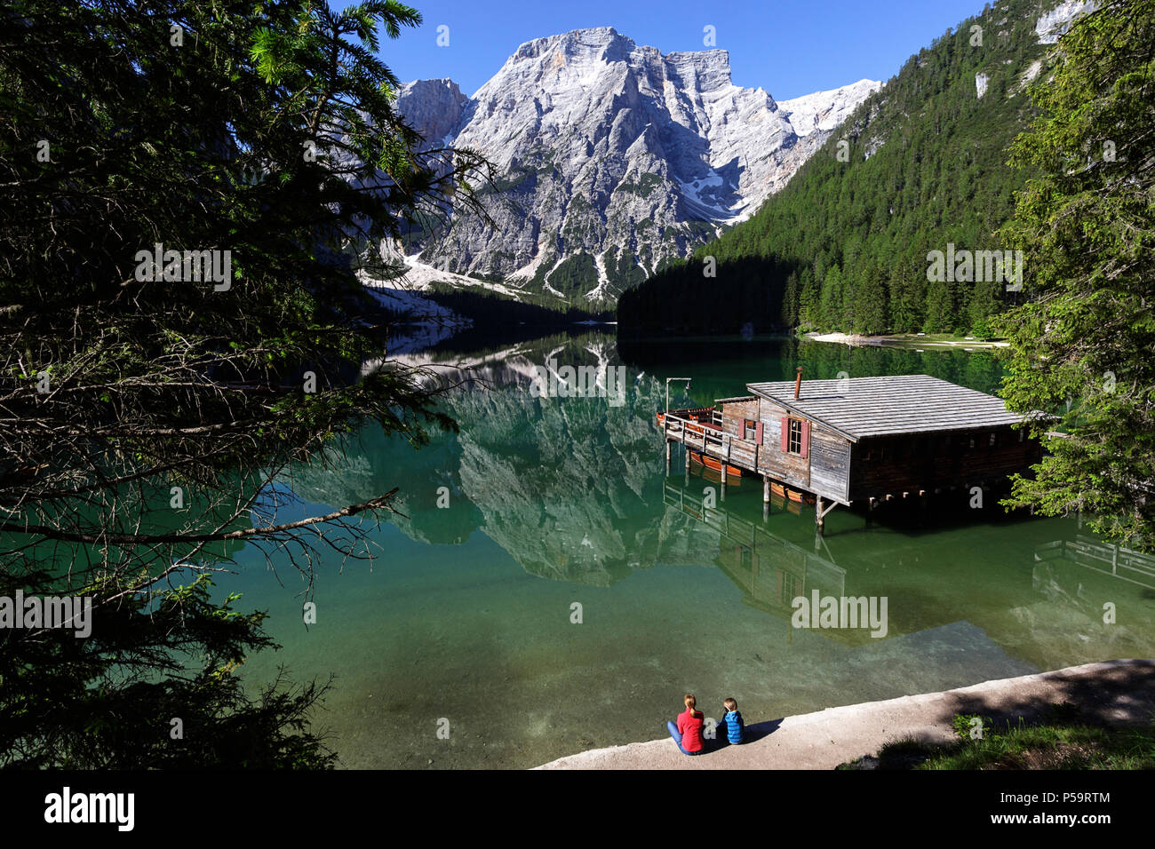 Lago di Braies ( Lago di Braies, il Lago di Braies ) nelle Dolomiti in mattinata, Sudtirol, Italia Foto Stock