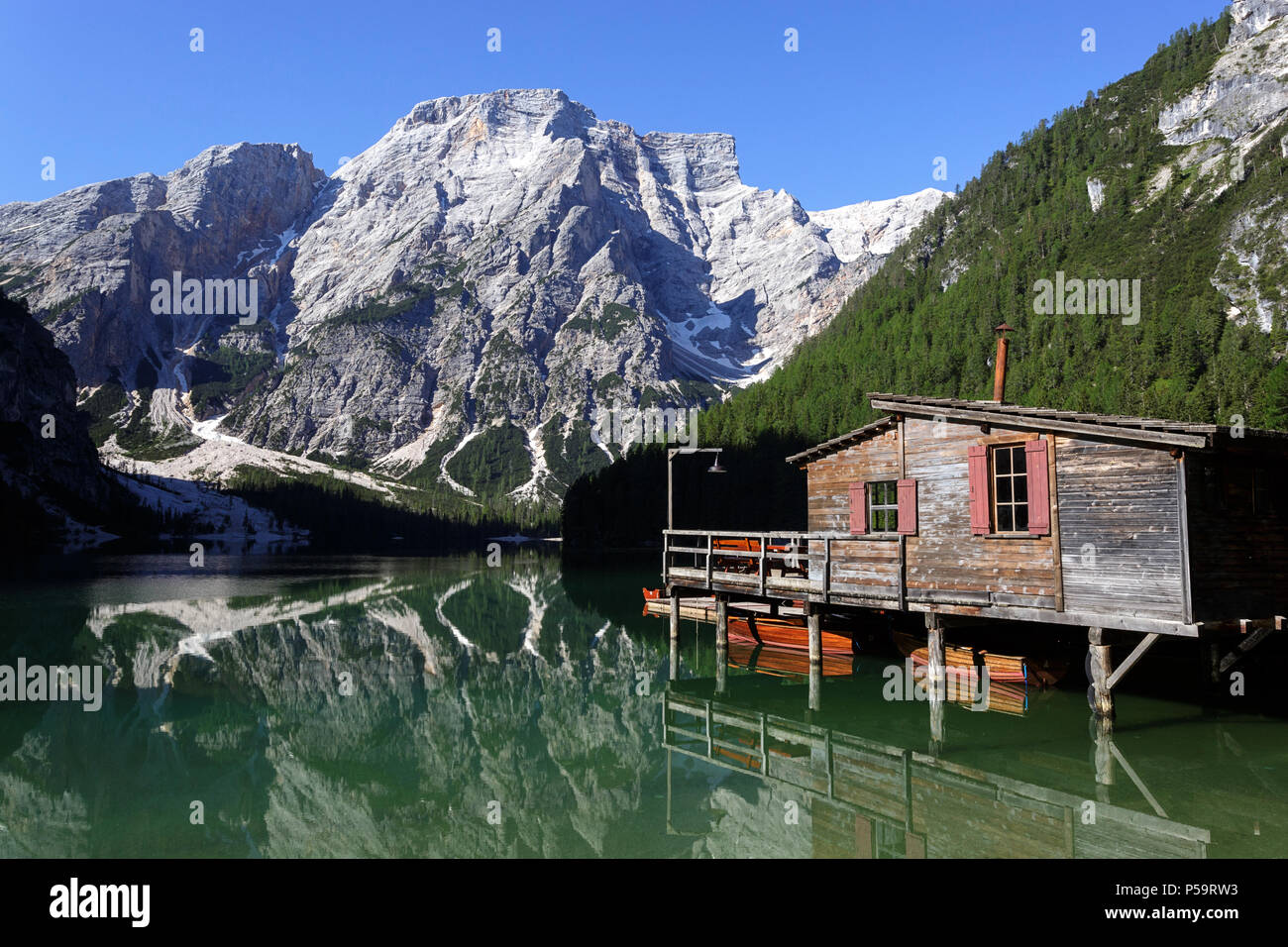 Lago di Braies ( Lago di Braies, il Lago di Braies ) nelle Dolomiti in mattinata, Sudtirol, Italia Foto Stock