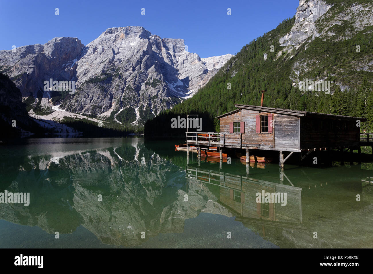 Lago di Braies ( Lago di Braies, il Lago di Braies ) nelle Dolomiti in mattinata, Sudtirol, Italia Foto Stock