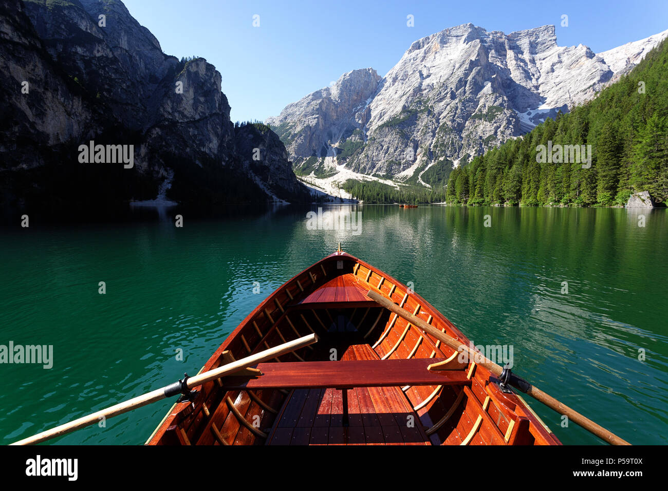 Barca sul Lago di Braies al mattino, Dolomiti, Italia Foto Stock