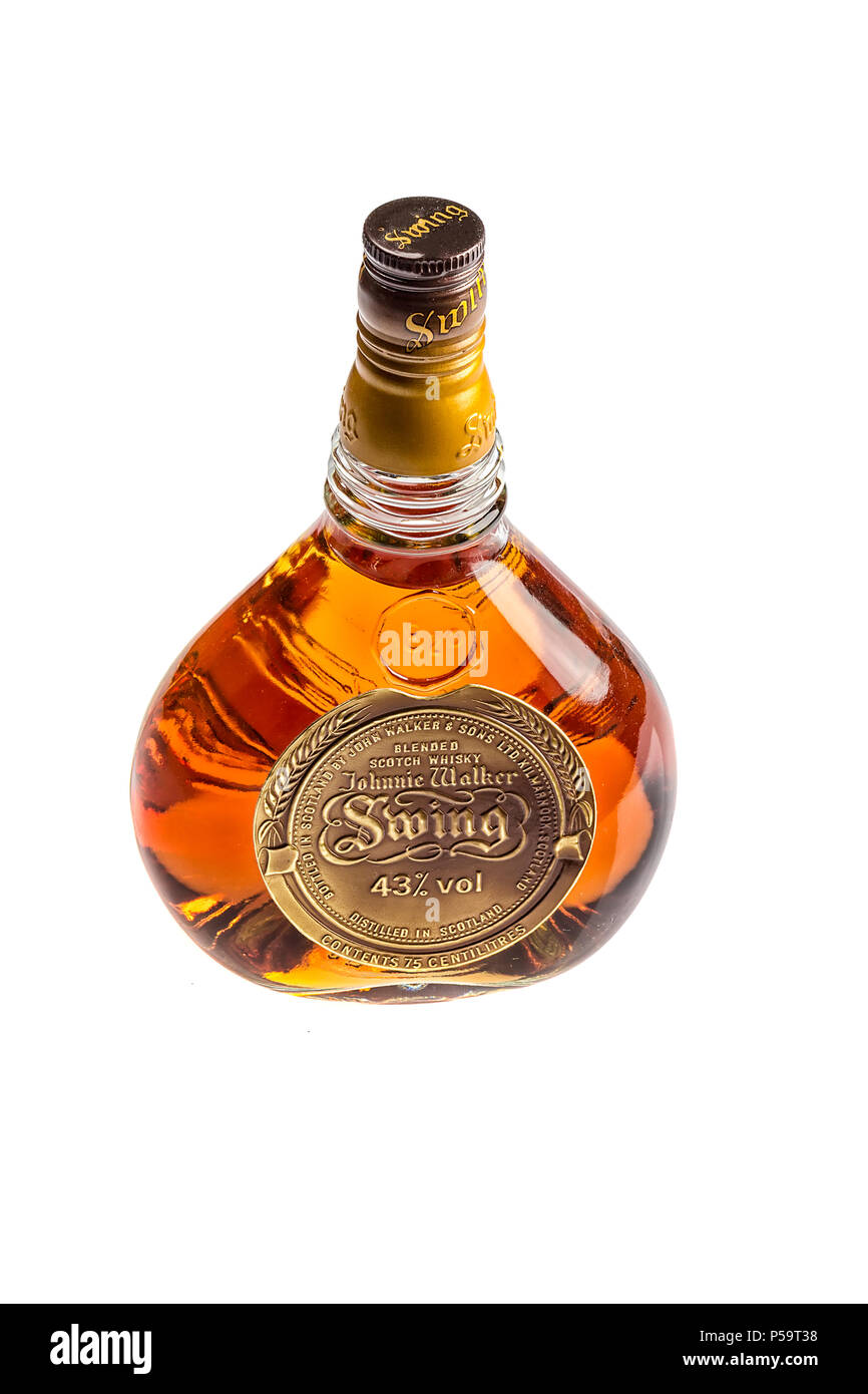 VARNA, BULGARIA-dicembre 03.2017: foto di una bottiglia di Johnnie Walker Swing, isolati su sfondo bianco Foto Stock