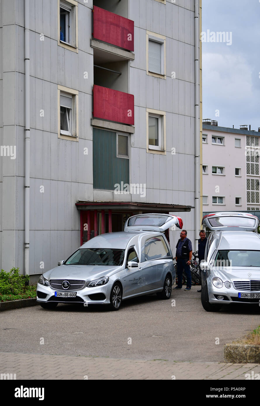 Germania, Gunzenhause. Il 26 giugno, 2018. Gli agenti di polizia e carri funebri presso la scena del crimine dove quattro sono stati trovati morti e uno greviously feriti. Credito: Matthias Merz/dpa/Alamy Live News Foto Stock