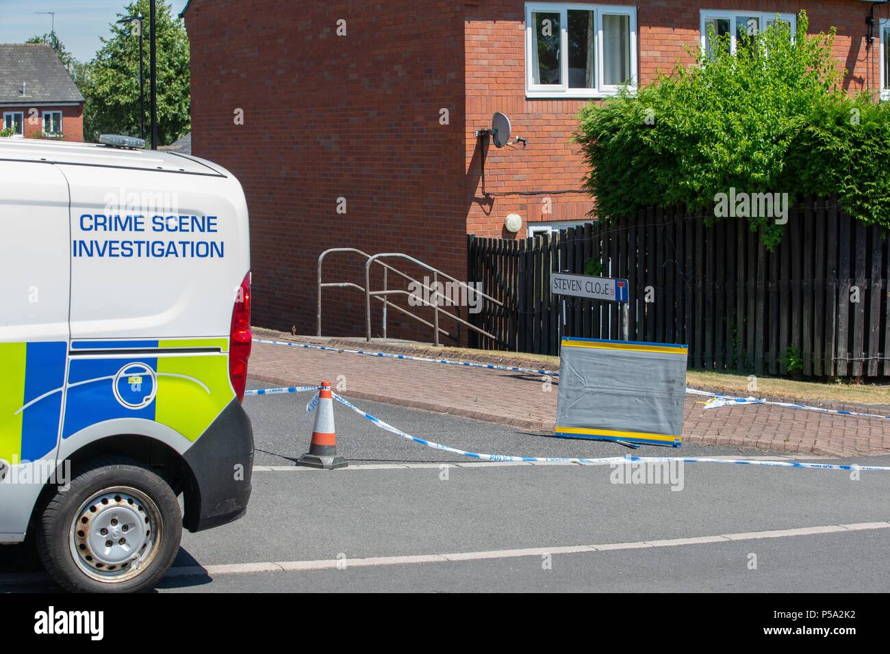 Steven vicino, Chapeltown, Sheffield, Regno Unito. Venerdì 26 Giugno 2018 , Steven vicino, Chapeltown, Sheffield, UK; il corpo di un fatalmente uomo ferito è stato trovato in una casa di Steven vicino, Chapeltown, a 12.30am e una sonda di polizia è ora in corso, la casa è stata sigillata ed è sotto la protezione della polizia mentre esperti forensi esaminare la scena e strade circostanti; CSI ufficiali sono presenze in credito: News immagini /Alamy Live News Foto Stock