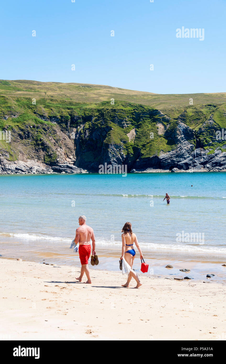 Malin Beg, Glencolumkille, County Donegal, Irlanda. Il 26 giugno 2018. Le persone godono le belle giornate di sole su uno dei giorni più caldi dell'anno finora per l'Irlanda "Wild Atlantic modo' sulla famosa Silver Strand spiaggia.. Credito: Richard Wayman/Alamy Live News Foto Stock