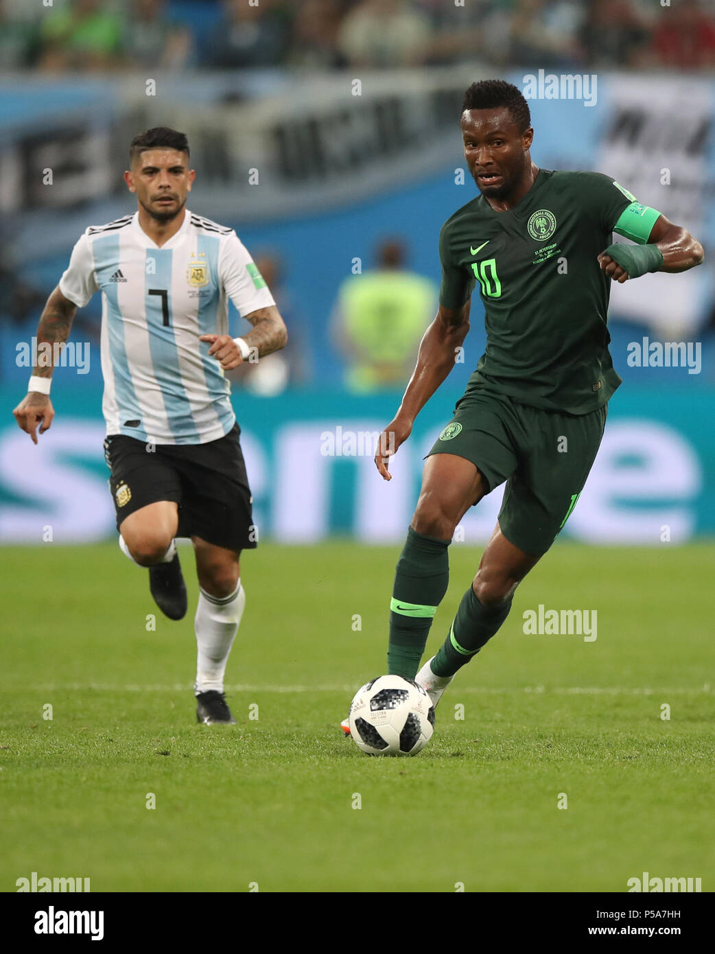 San Pietroburgo, Russia. Il 26 giugno, 2018. John Obi Mikel (R) della Nigeria il sistema VIES con sempre Banega dell Argentina durante il 2018 Coppa del Mondo FIFA Gruppo D match tra la Nigeria e l'Argentina a San Pietroburgo, Russia, 26 giugno 2018. Credito: Wu Zhuang/Xinhua/Alamy Live News Foto Stock