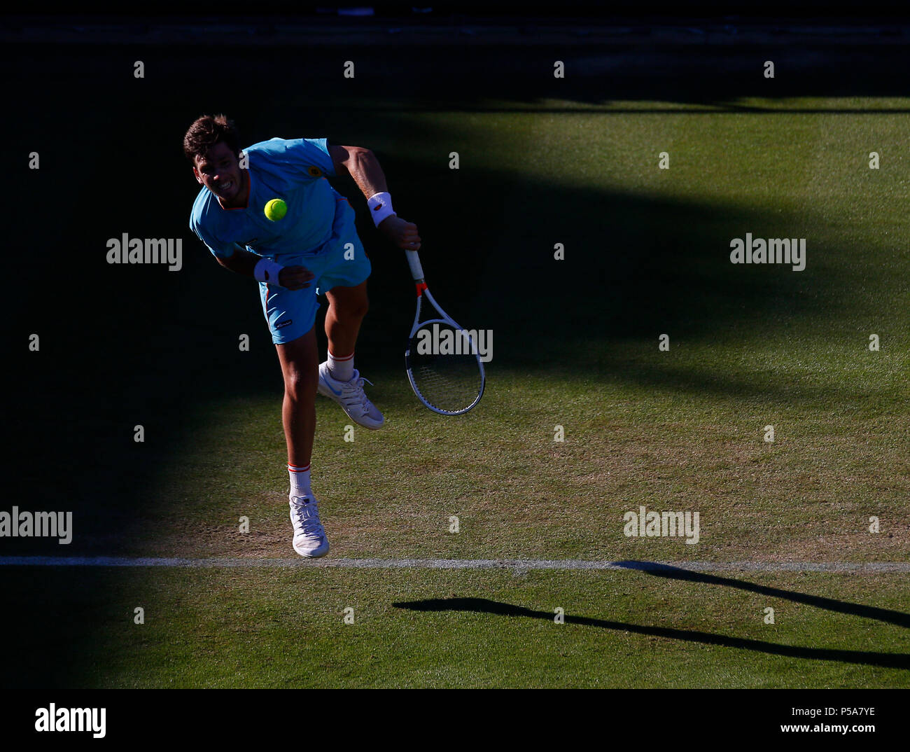 Devonshire Park, Eastbourne, Regno Unito. Il 26 giugno, 2018. Natura Valle del Tennis Internazionale; Cameron Norrie (GBR) serve a Daniel Marchi (GER) Credito: Azione Sport Plus/Alamy Live News Foto Stock