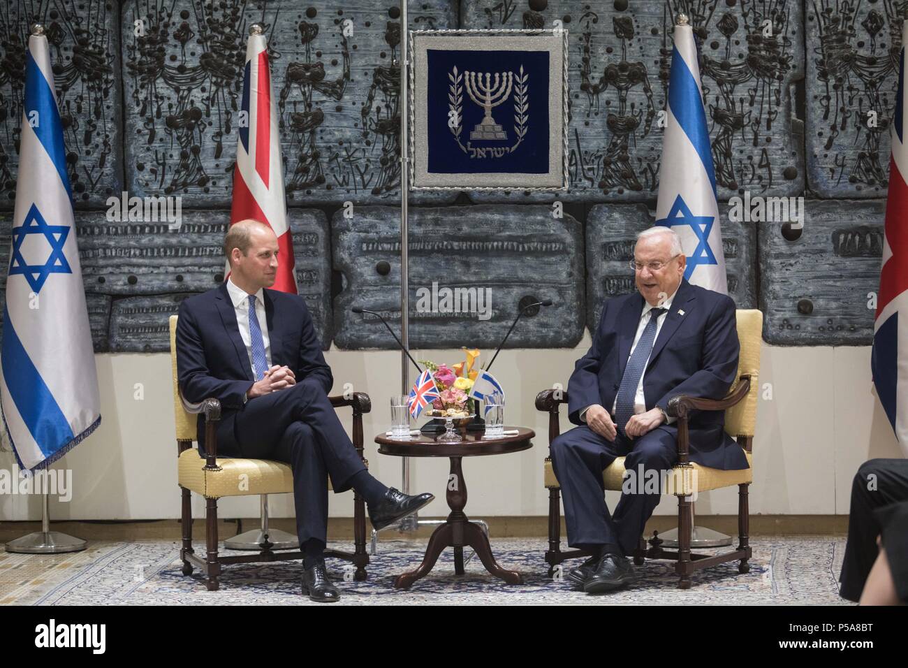 Gerusalemme. Il 26 giugno, 2018. La Gran Bretagna è il principe William (L) incontra il presidente israeliano Reuven Rivlin alla residenza del Presidente in Gerusalemme, il 26 giugno 2018. Credito: JINI/Xinhua/Alamy Live News Foto Stock