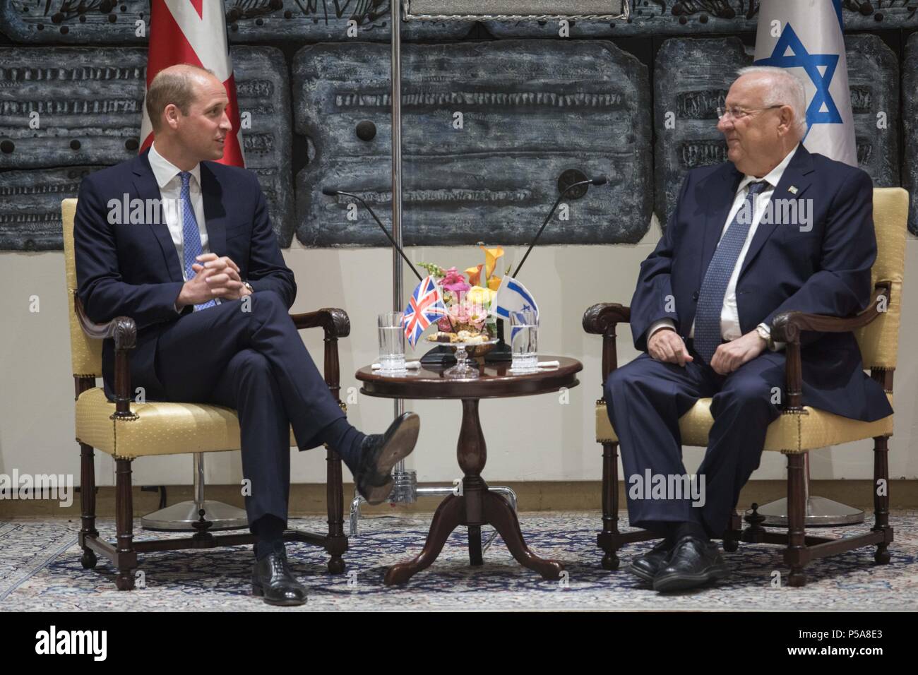 Gerusalemme. Il 26 giugno, 2018. La Gran Bretagna è il principe William (L) incontra il presidente israeliano Reuven Rivlin alla residenza del Presidente in Gerusalemme, il 26 giugno 2018. Credito: JINI/Xinhua/Alamy Live News Foto Stock