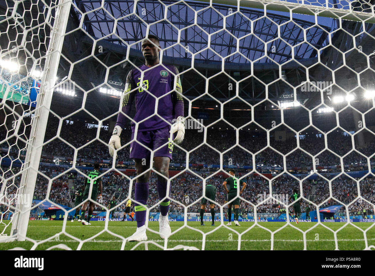 San Pietroburgo, Russia. 26 GIU, 2018. Francesco Uzoho della Nigeria guarda sconsolato dopo il suo lato di concedere loro il secondo obiettivo di rendere il cliente 2-1 durante il 2018 Coppa del Mondo FIFA Gruppo D match tra Nigeria e Argentina a San Pietroburgo Stadium il 26 giugno 2018 a San Pietroburgo, Russia. (Foto di Daniel Chesterton/phcimages.com) Credit: Immagini di PHC/Alamy Live News Foto Stock