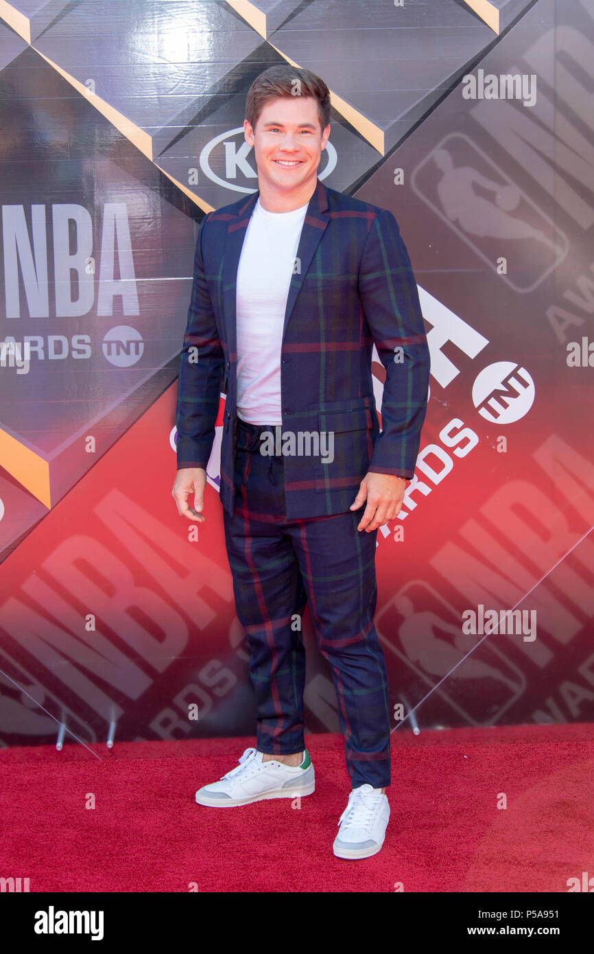 Santa Monica, Stati Uniti d'America. 25 GIU, 2018. Adam Devine assiste 2018 NBA premi mostra da Barker Hanger, Santa Monica, in California, il 25 giugno 2018 Credit: Eugene poteri/Alamy Live News Foto Stock