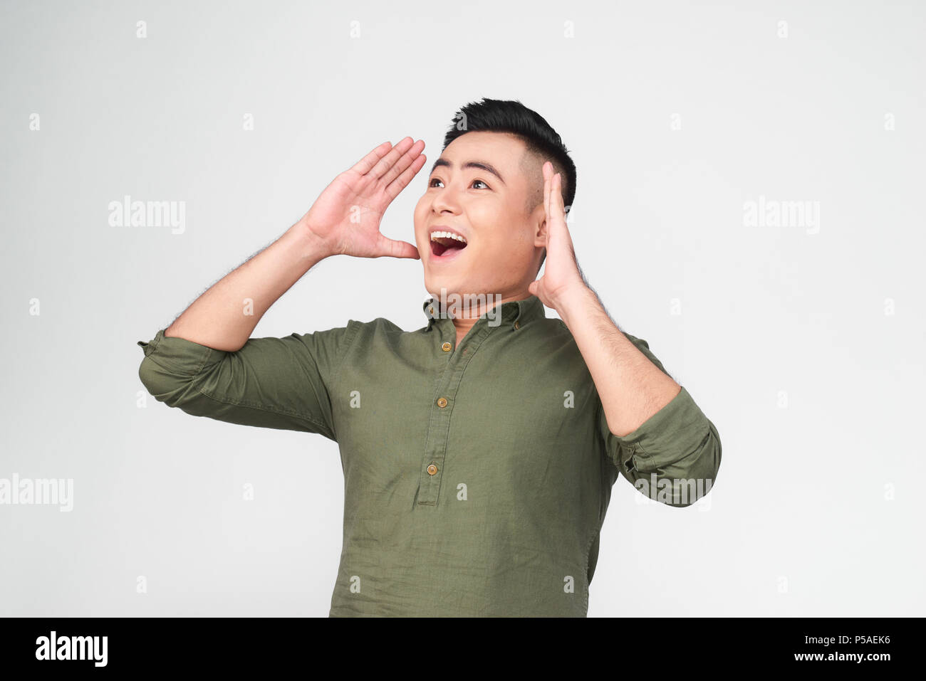 Giovani funny gridando uomini che tengono la testa tra le mani su sfondo bianco. Il concetto di stress per la giovane generazione Foto Stock