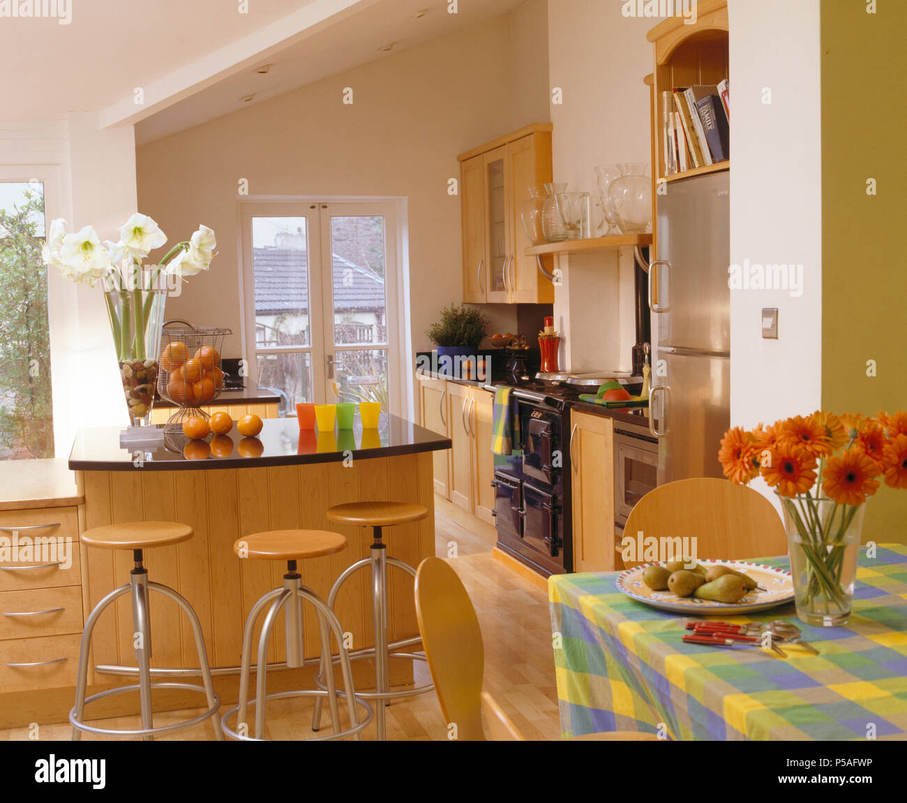 Legno+sgabelli cromati al top in granito bar per la prima colazione nel moderno appartamento cucina Foto Stock