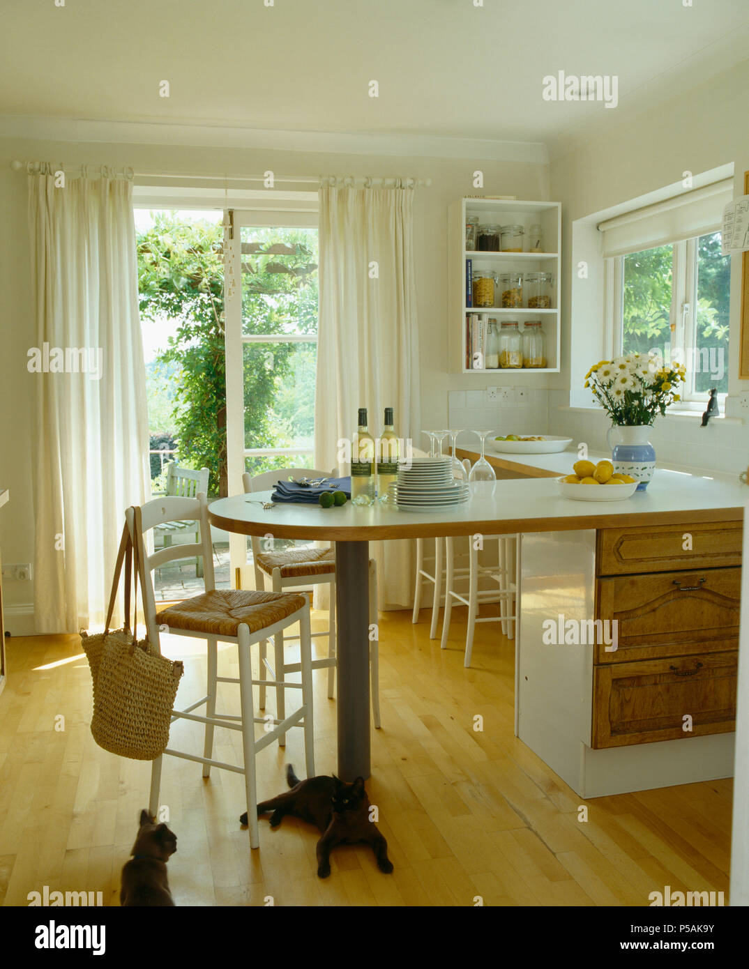 Home vetrina cucina con isola e sgabelli in legno Foto stock - Alamy