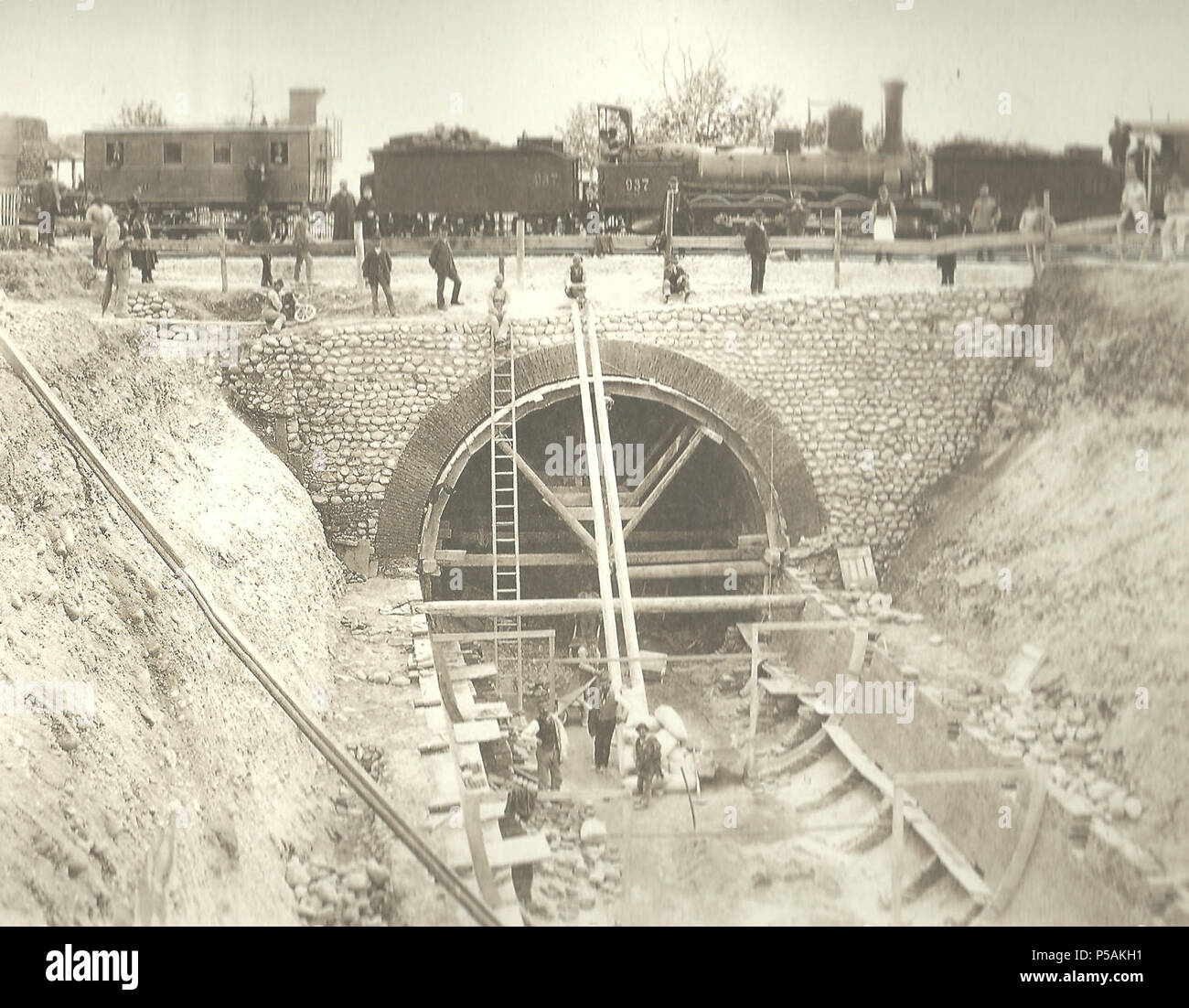 N/A. Italiano: la costruzione del Canale Camuzzoni a Verona. Deviazione provvisoria della ferrovia Milano-Venezia e costruzione del sottopassaggio sulla stessa . Maurizio Lotze (1809-1890) nomi alternativi Moritz Eduard Lotze Descrizione fotografo italo-tedesca Data di nascita e morte 17 novembre 1809 16 aprile 1890 Luogo di nascita e morte Freibergsdorf Monaco di Baviera sede di lavoro Deutsch: Bolzano, Verona. Inglese: Bolzano, Verona. Controllo dell'autorità : Q3863024 VIAF:77087818 ISNI:0000 0000 6678 9930 ULAN:500124276 LCCN:N84127372 GND:117230308 WorldCat 266 CanaleCamuzzoni1 Foto Stock