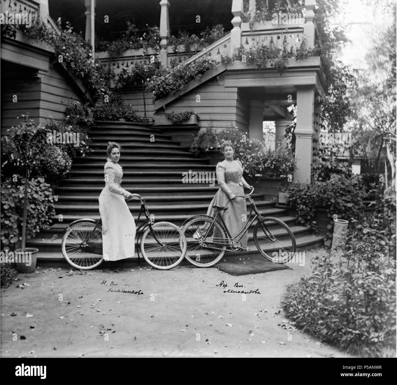 N/A. Inglese: A. Mikhalkova e N. Khlebnikova con biciclette presso le scale di casa nella station wagon Petrovskoe. : . . . . . Tra il 1880 e il 1890. Unknown 49 A. Mikhalkova e N. Khlebnikova con biciclette presso le scale di casa nella station wagon Petrovskoe Foto Stock