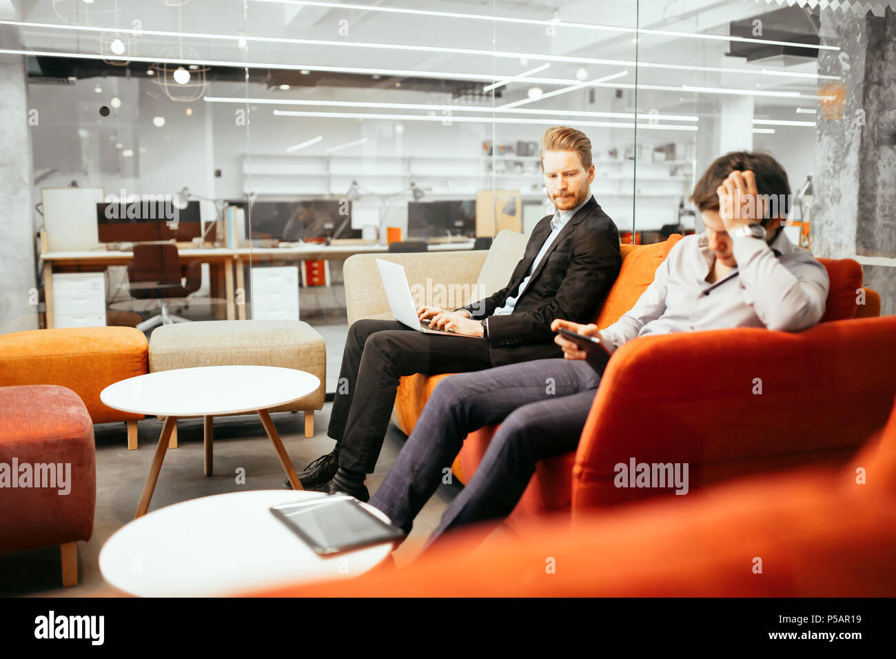 Imprenditori di successo lavorando sui dispositivi Foto Stock