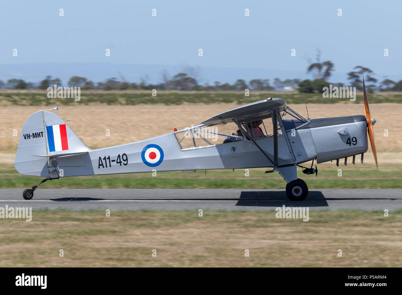 Ex Royal Australian Air Force (RAAF) Taylorcraft austera Mk.3 motore unico aeromobile leggero VH-MHT (A11-49). Foto Stock