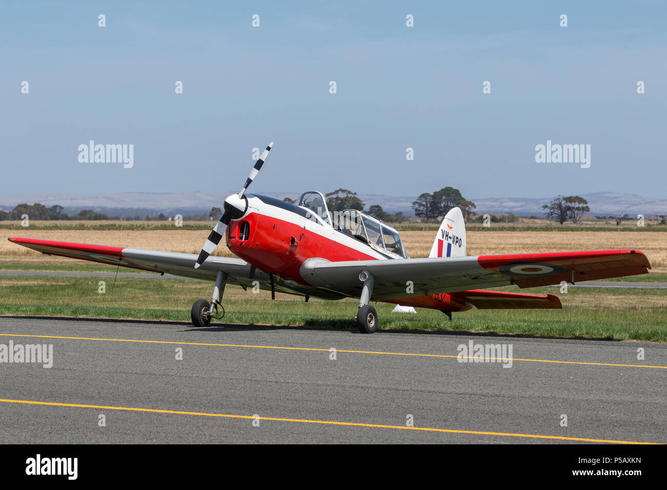 L'annata 1952 de Havilland Canada DHC-1 Scoiattolo striado formazione militare aeromobile VH-PEG. Foto Stock