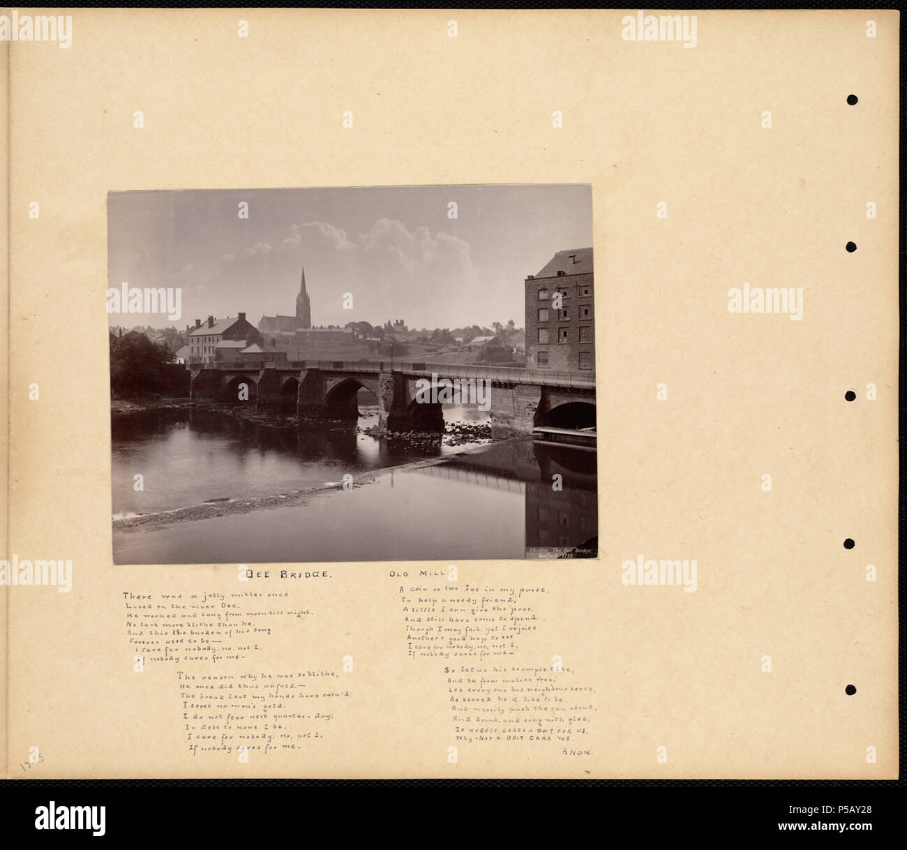 N/A. Inglese: BPLDC N°: 08 04 000070 Titolo pagina: Dee Bridge. Vecchio Mulino collezione: William Vaughn Tupper Scrapbook Album di raccolta: Volume 13: Chester. Stratford su Avon. Warwick. York. : Kenilworth. Blenheim. Fountains Abbey. Chiamata n.: 4098B.104 v13 (p. 15) creatore: Tupper, William Vaughn fotografo: Bedford, Francesco, 1816-1894 Genere: fotodiari; albume stampe misura: 1 stampa fotografica montata su pagina : albume ; pagina 33 x 39 cm. Descrizione: Scrapbook pagina contiene una fotografia del Dee Bridge e il fiume in Chester. Annotazione è un anonimamente poesia scritta. Trascrizione: c Foto Stock