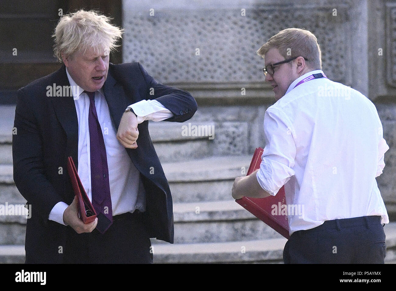 Segretario di Stato per gli affari esteri Boris Johnson lascia il Foreign Office sul suo modo di Downing Street, Londra, per una riunione del gabinetto. Foto Stock