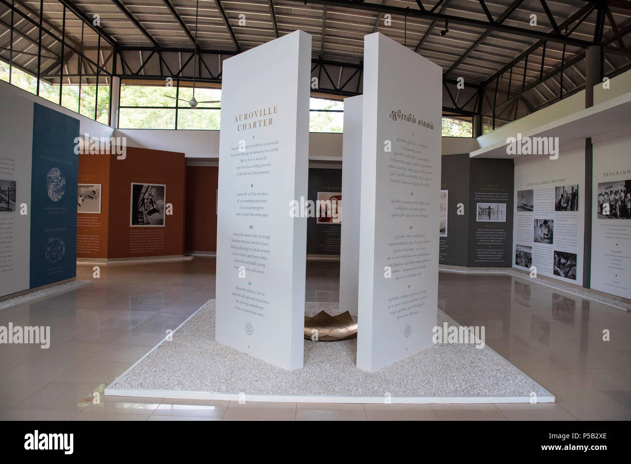 Schede Display a Auroville o città di Alba, Pondicherry, India. Si tratta di un esperimento di township fondata nel 1968 da Mirra Alfassa e progettato da arc Foto Stock