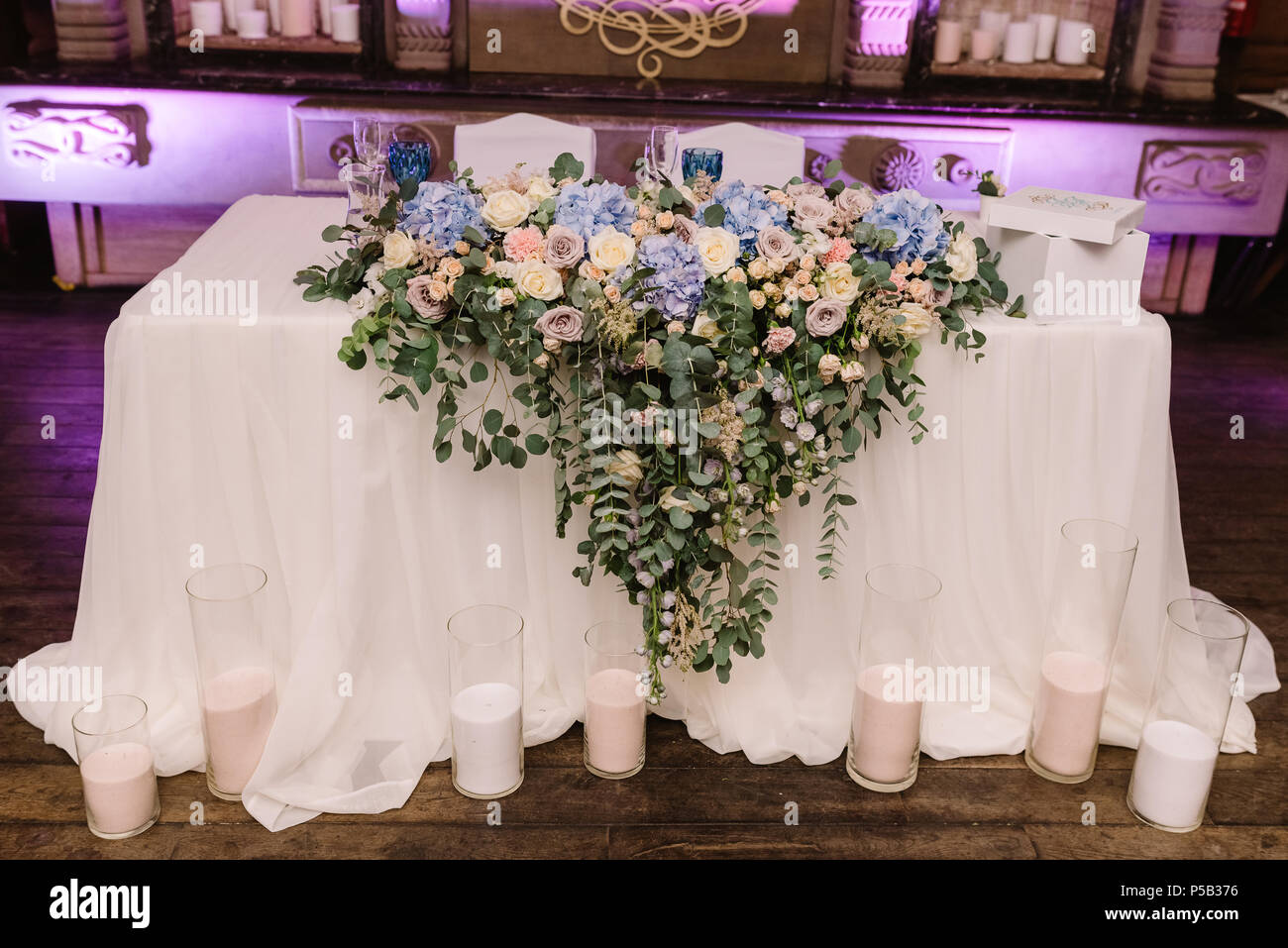 Decorazione di un tavolo di nozze di sposi verdi e di fiori. Lunga, appeso  su un tavolo, la composizione da sono fiori freschi Foto stock - Alamy