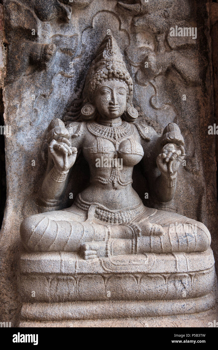 Gajalakshmi, nicchia meridionale del santuario centrale, il tempio di Brihadisvara, Gangaikondacholapuram, Tamil Nadu Foto Stock