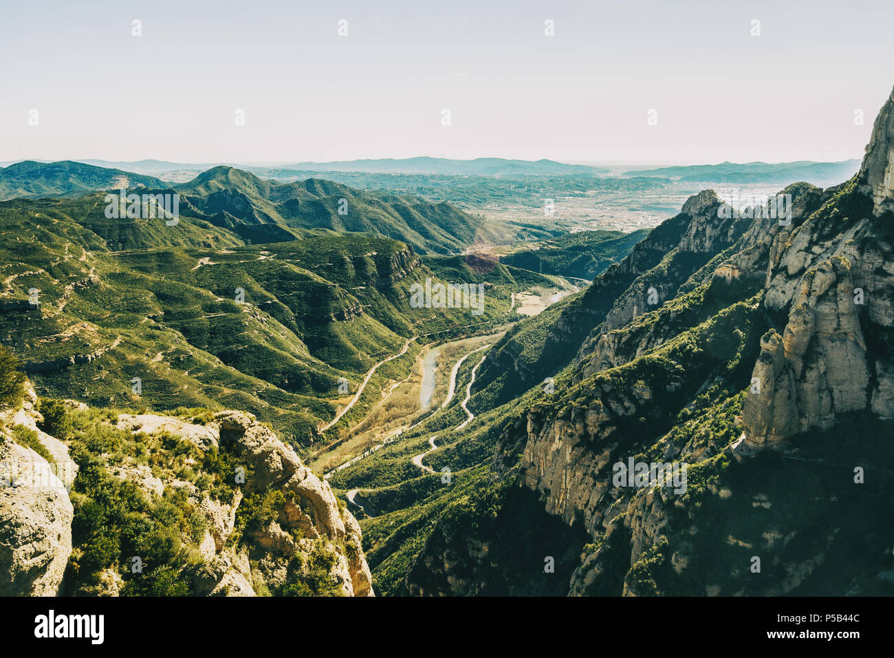 Paesaggio con vista dalla montagna di Montserrat a Barcellona Foto Stock
