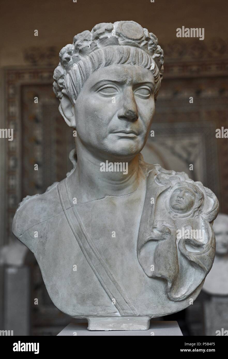 Traiano (53 Annuncio-117 AD). Fu Imperatore Romano dal 98 D.C. fino alla sua morte. Busto lo mostra con la corona civica, spada e cinghia egida (un arma divina). Glyptothek. Monaco di Baviera. Germania. Foto Stock