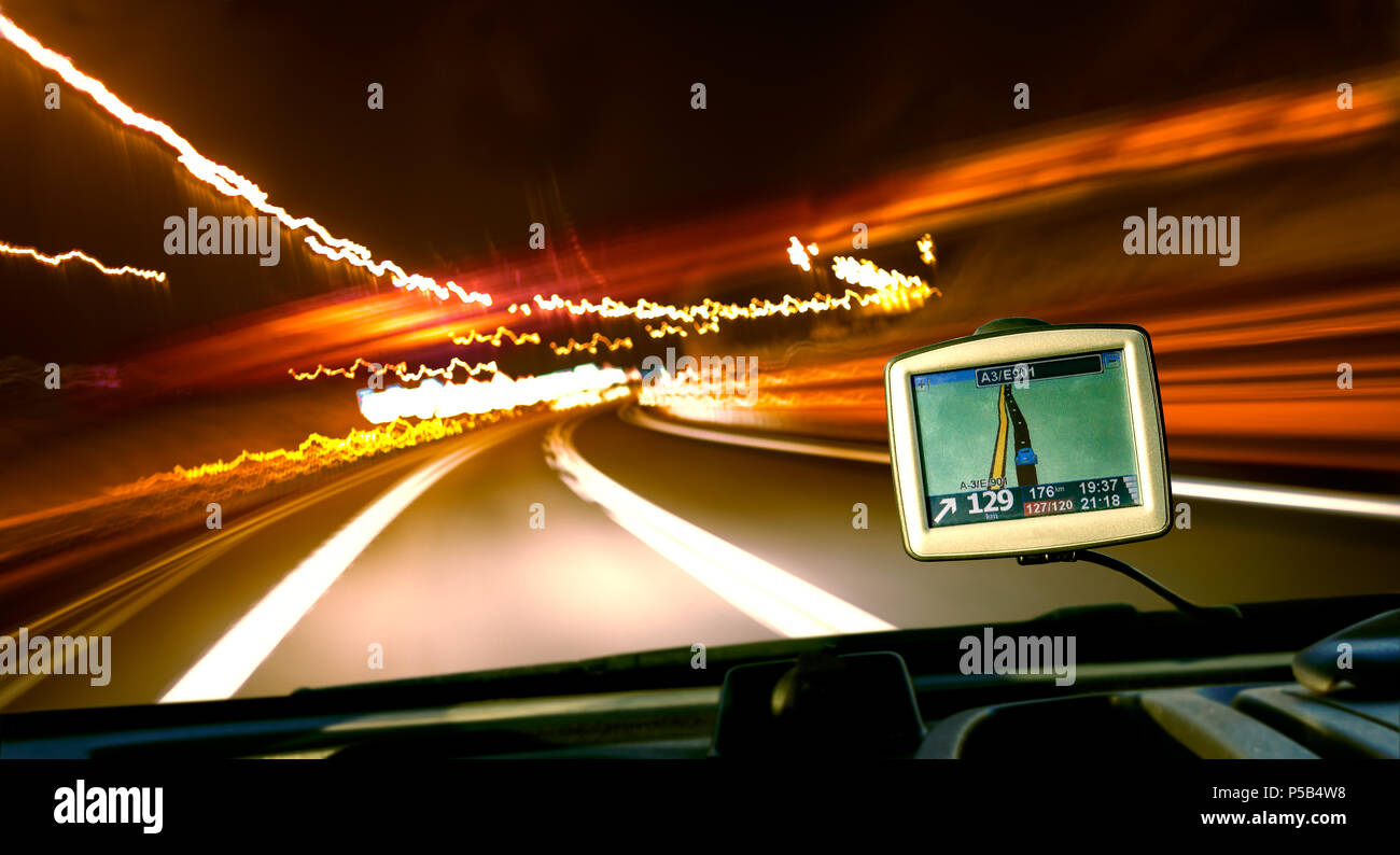 Display gps e il concetto di viaggio. Scenario di strada verso la destinazione. Foto Stock