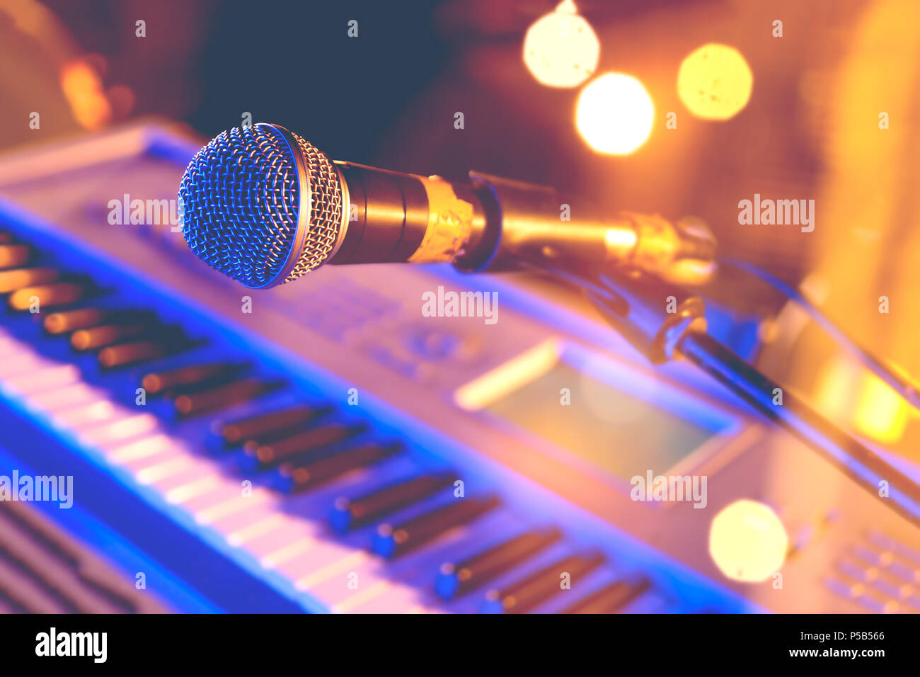 Microfono e tastiera di pianoforte sul palco.di concerto e di strumento musicale Foto Stock