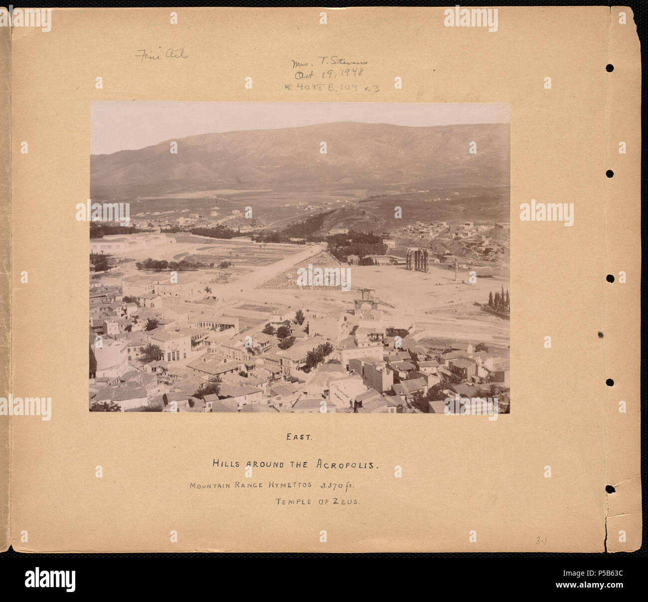 N/A. Inglese: BPLDC N°: 08 04 000383 Titolo pagina: est. Le colline intorno all'Acropoli. La gamma della montagna Hymettos 3,370 m. Tempio di Zeus raccolta: Tupper fotodiari Collezione Album: Volume 3: Atene. Chiamata n.: 4098B.104 v3 (p. 1) creatore: Tupper, William Vaughn Genere: fotodiari; albume stampe misura: 1 stampa fotografica montata su pagina : albume ; pagina 33 x 39 cm. Descrizione: Scrapbook pagina contiene una fotografia di colline e montagne vicino all Acropoli di Atene. Note: pagina descrizione fornita da cataloger, derivata da didascalie e/o annotato con informazioni. BPL Dipartimento: Stampa De Foto Stock