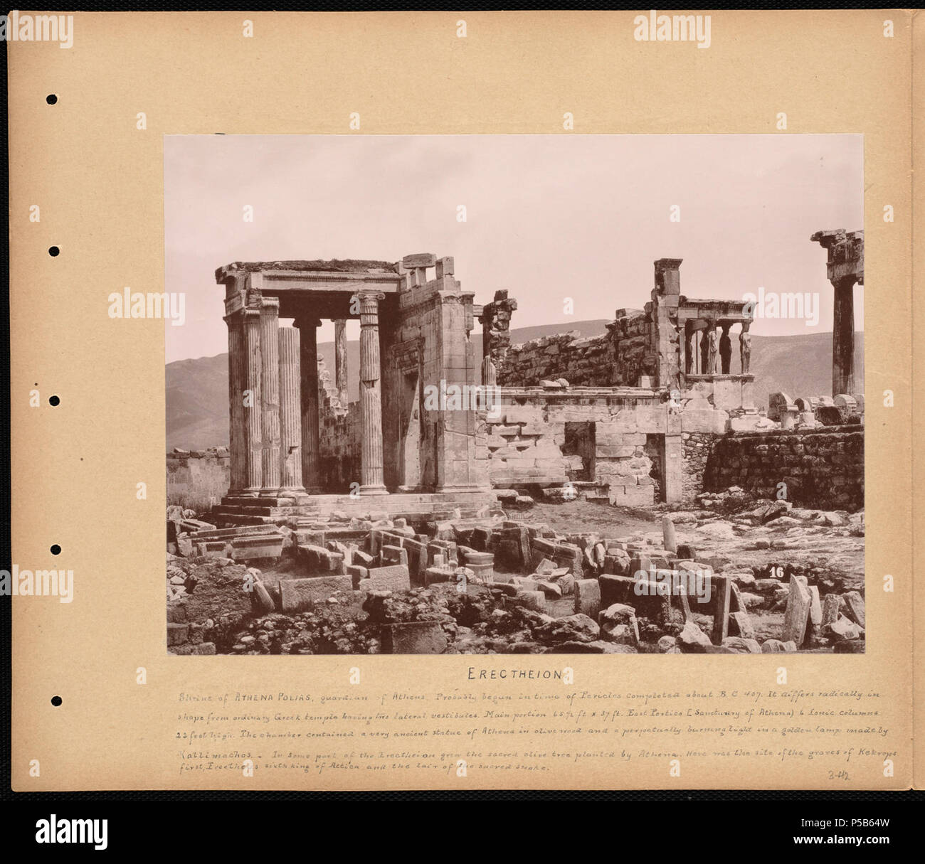 N/A. Inglese: BPLDC N°: 08 04 000425 Titolo pagina: Erectheion collezione: Tupper fotodiari Collezione Album: Volume 3: Atene. Chiamata n.: 4098B.104 v3 (p. 42) creatore: Tupper, William Vaughn Genere: fotodiari; albume stampe misura: 1 stampa fotografica montata su pagina : albume ; pagina 33 x 39 cm. Descrizione: Scrapbook pagina contiene una fotografia del Erectheion, con annotato con informazioni circa la progettazione architettonica del sito. Trascrizione: Santuario di Athena Polias, custode di Atene. Probabilmente iniziata nel tempo di Pericle completato circa A.C. 407. Essa differisce radicalmente in forma da o Foto Stock