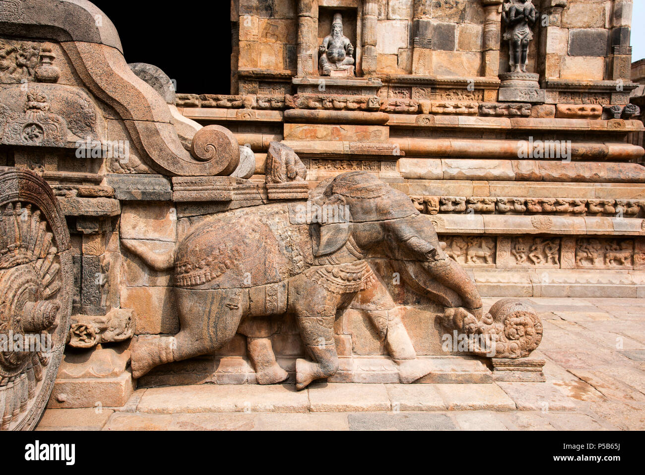 Balaustra, elefante scolpito e Shiva's Chariot in entrata al Tempio Airavatesvara, Darasuram, Tamil Nadu, India Foto Stock